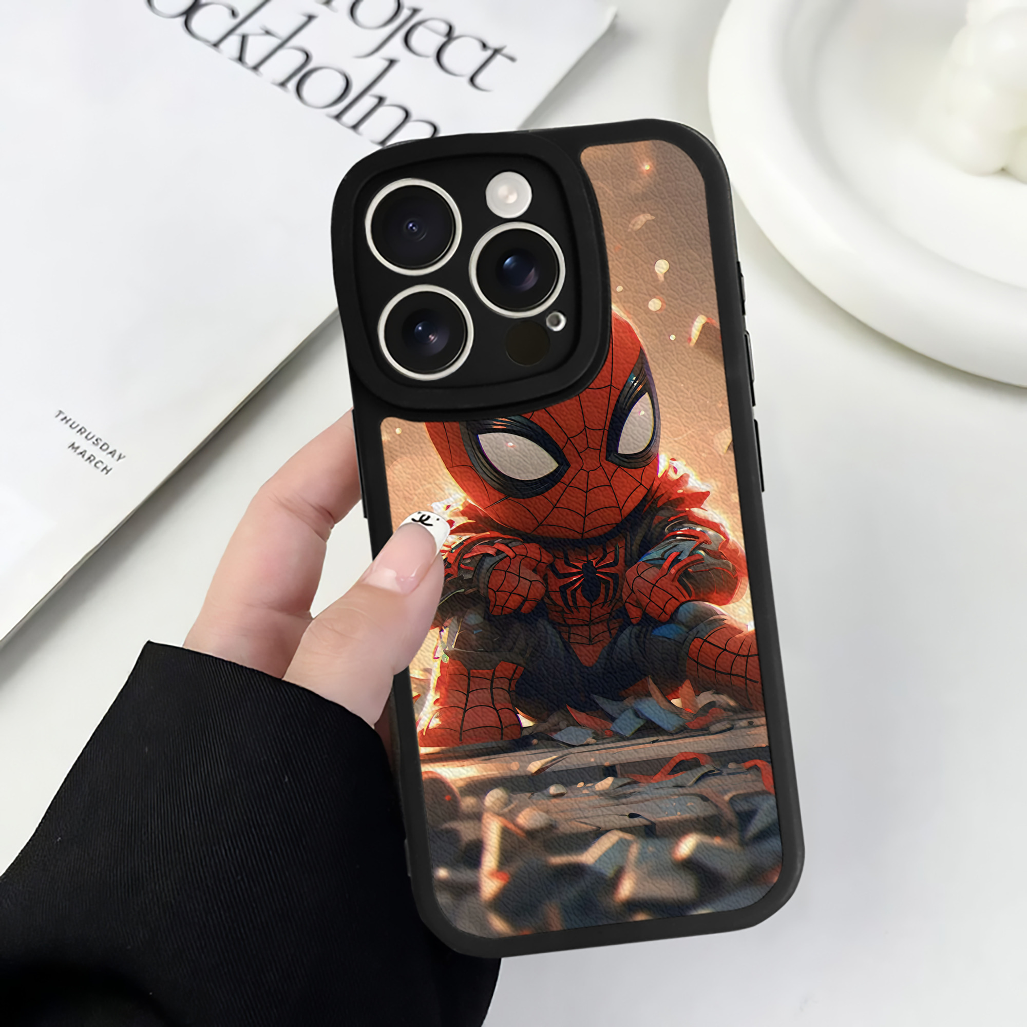 （画像用） Spider Man スパイダーマン 【iPhone 16シリーズ対応】シリコンスマホケース（レザー調） 材質：シリコン